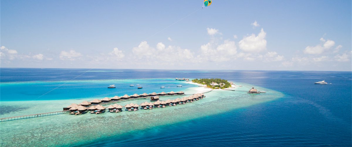 PER_AQUUM_Huvafen_Fushi_Aerial_with_Paragliding